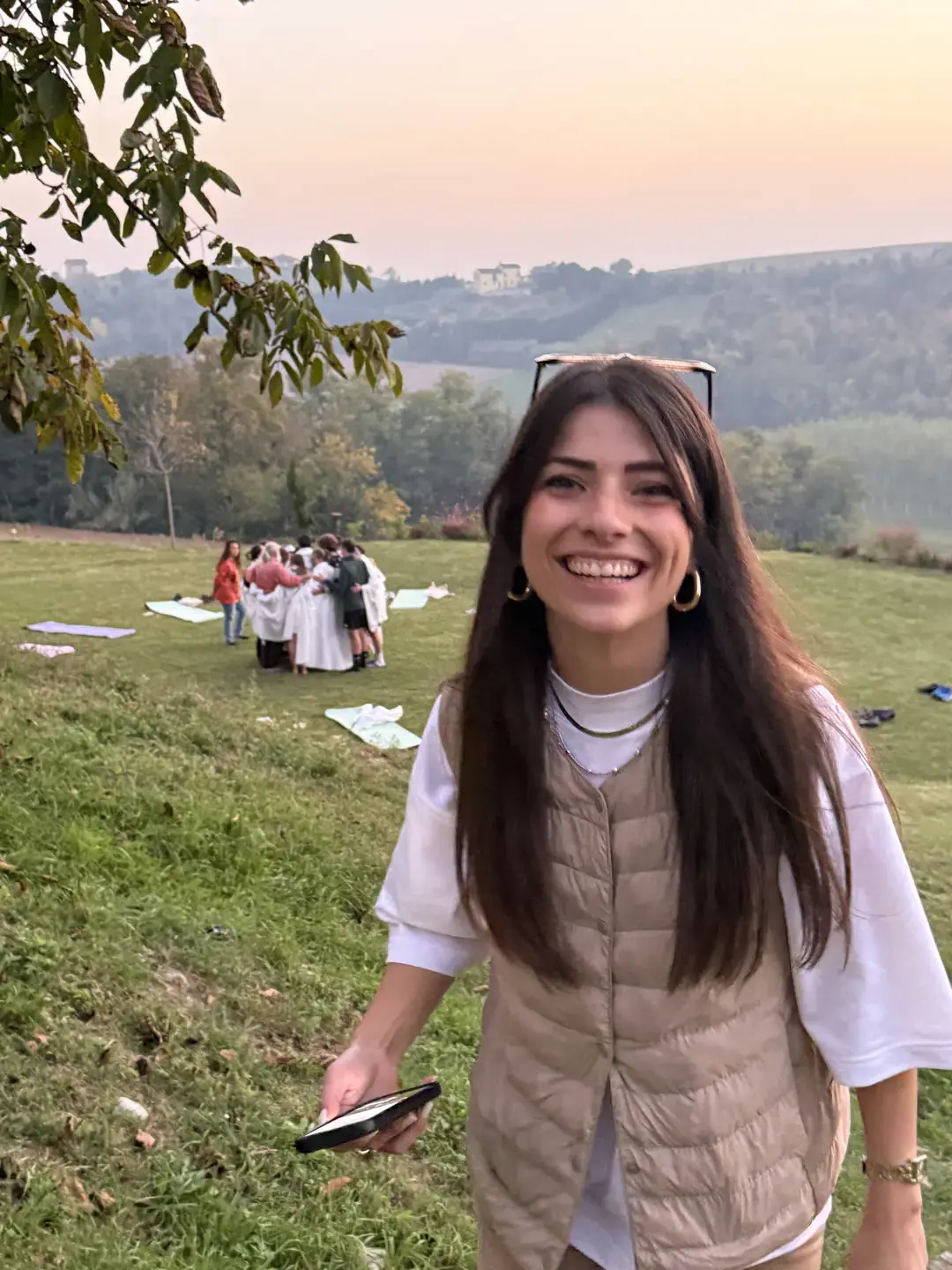 Beatrice Furia sorridente in un prato durante un'esperienza MonFarm