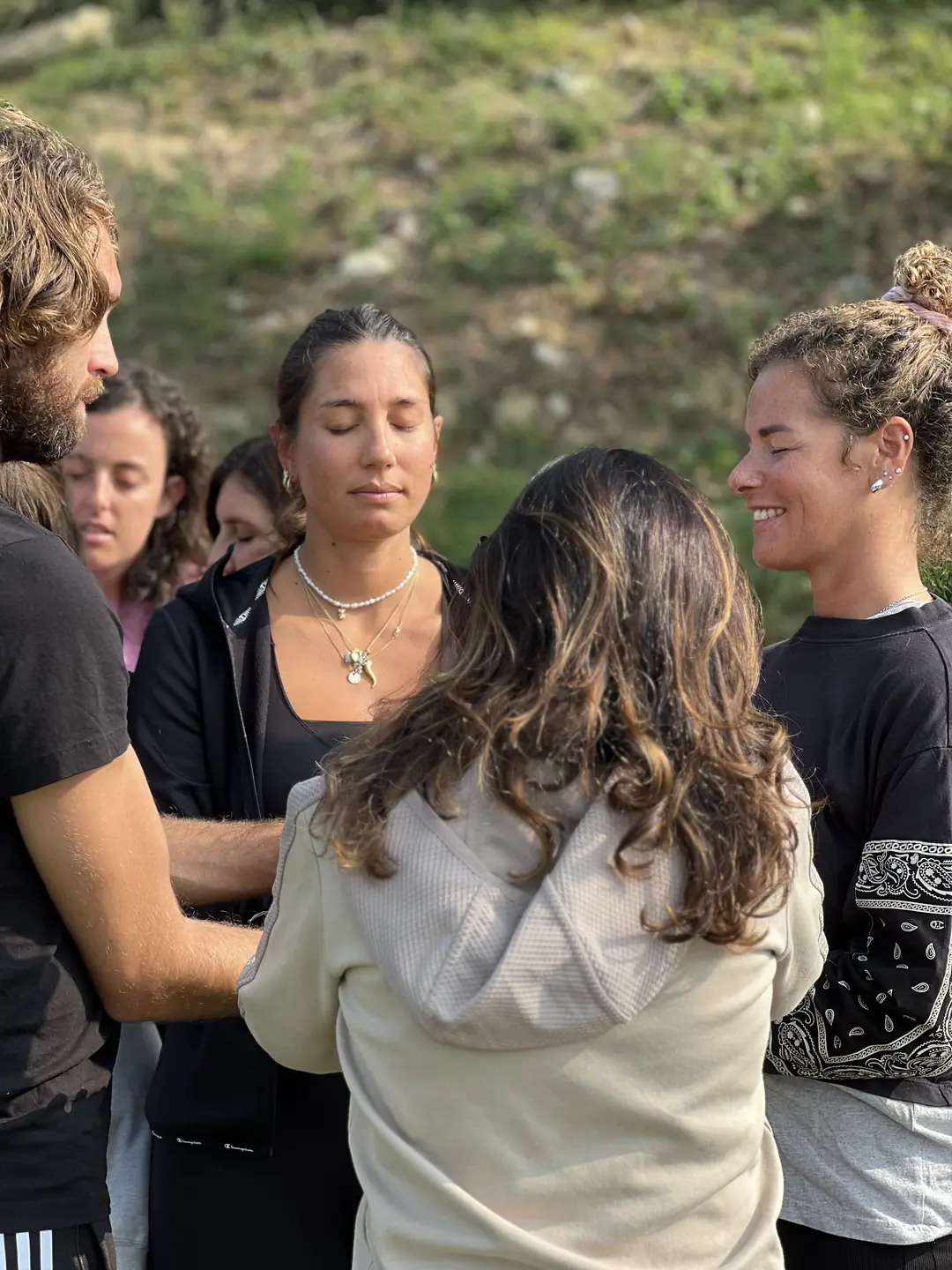 Gruppo di persone in cerchio al tramonto durante l'Evento Pilota Le Radici