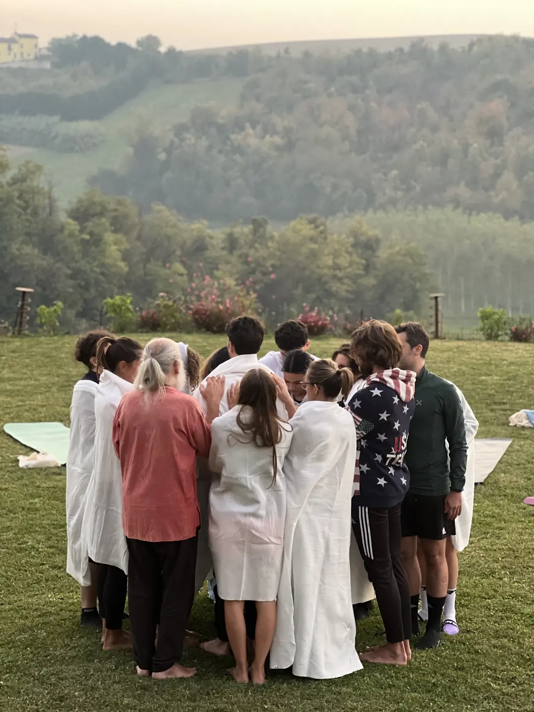 Gruppo di persone in cerchio durante un'esperienza MonFarm nella natura