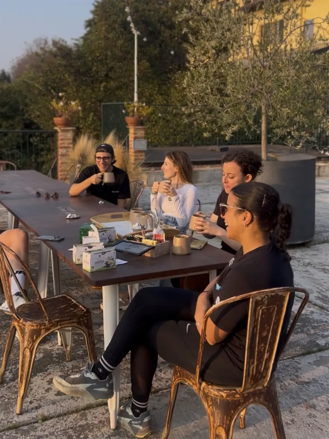 Piccolo gruppo di persone sedute attorno a un tavolo durante un'esperienza MonFarm