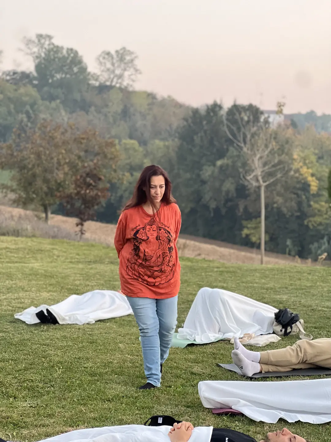 Donna che cammina nella natura