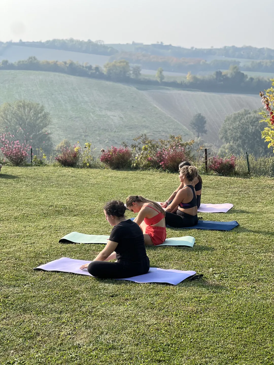 Persone che si allungano all'aperto durante un'esperienza MonFarm